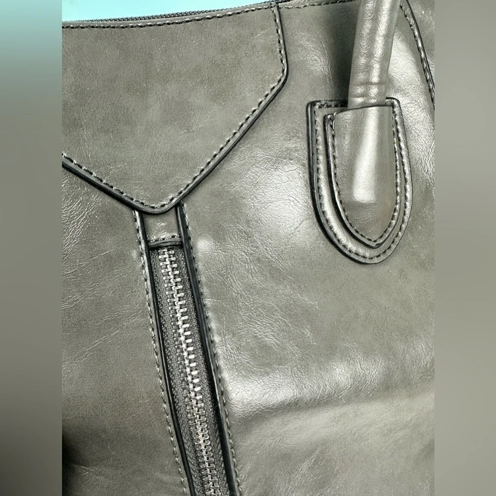Nine West ladies gray leather handbag, excellent condition